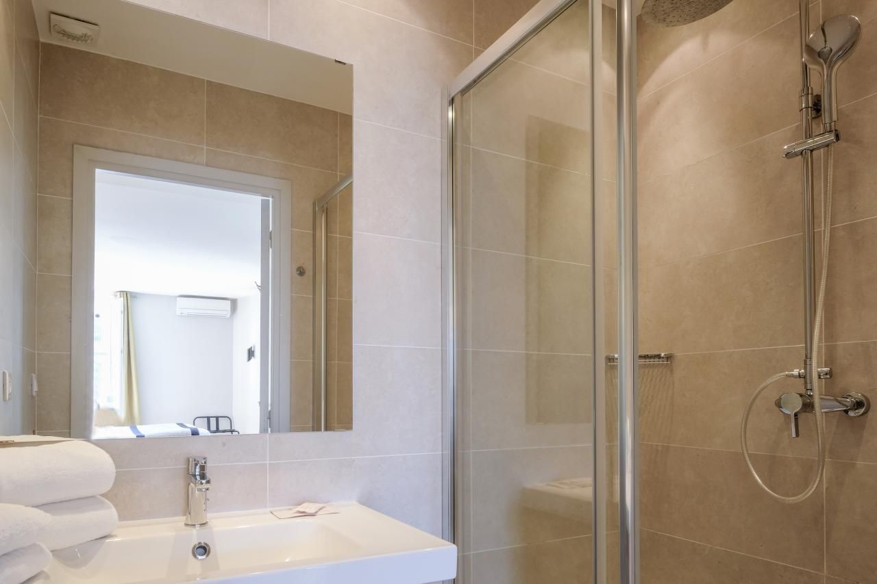 bathroom studio - AMMI Nice Massena ancien Aparthotel Ajoupa Baie des Anges