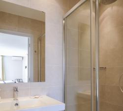 bathroom studio - AMMI Nice Massena ancien Aparthotel Ajoupa Baie des Anges