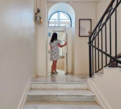 montée d'escalier facade AMMI Nice Massena ex Ajoupa Baie des Anges